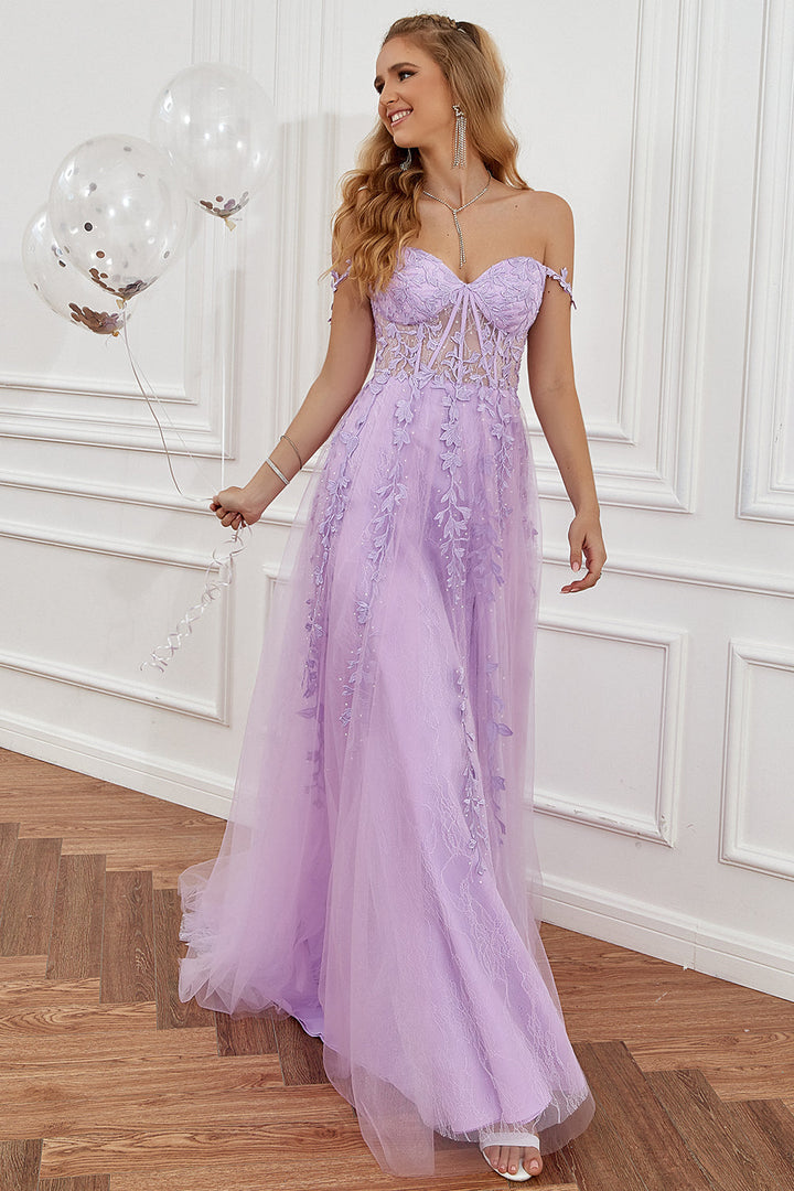 Frau im lila Abendkleid mit Ballons, elegantes Design, Spitzenapplikationen, festliche Mode.