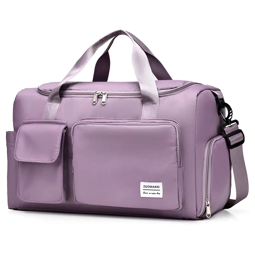 Lila Reisetasche aus Nylon mit mehreren Fächern und verstellbarem Schultergurt.
