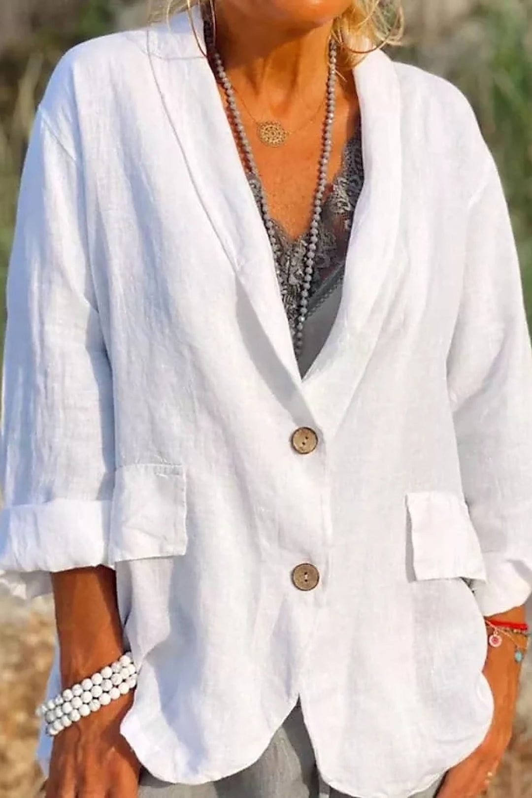 Luftige Damen-Leinenjacke für den Sommer mit Knopfleiste, Vorderansicht, in hellem Beige, ideal für elegante Looks.