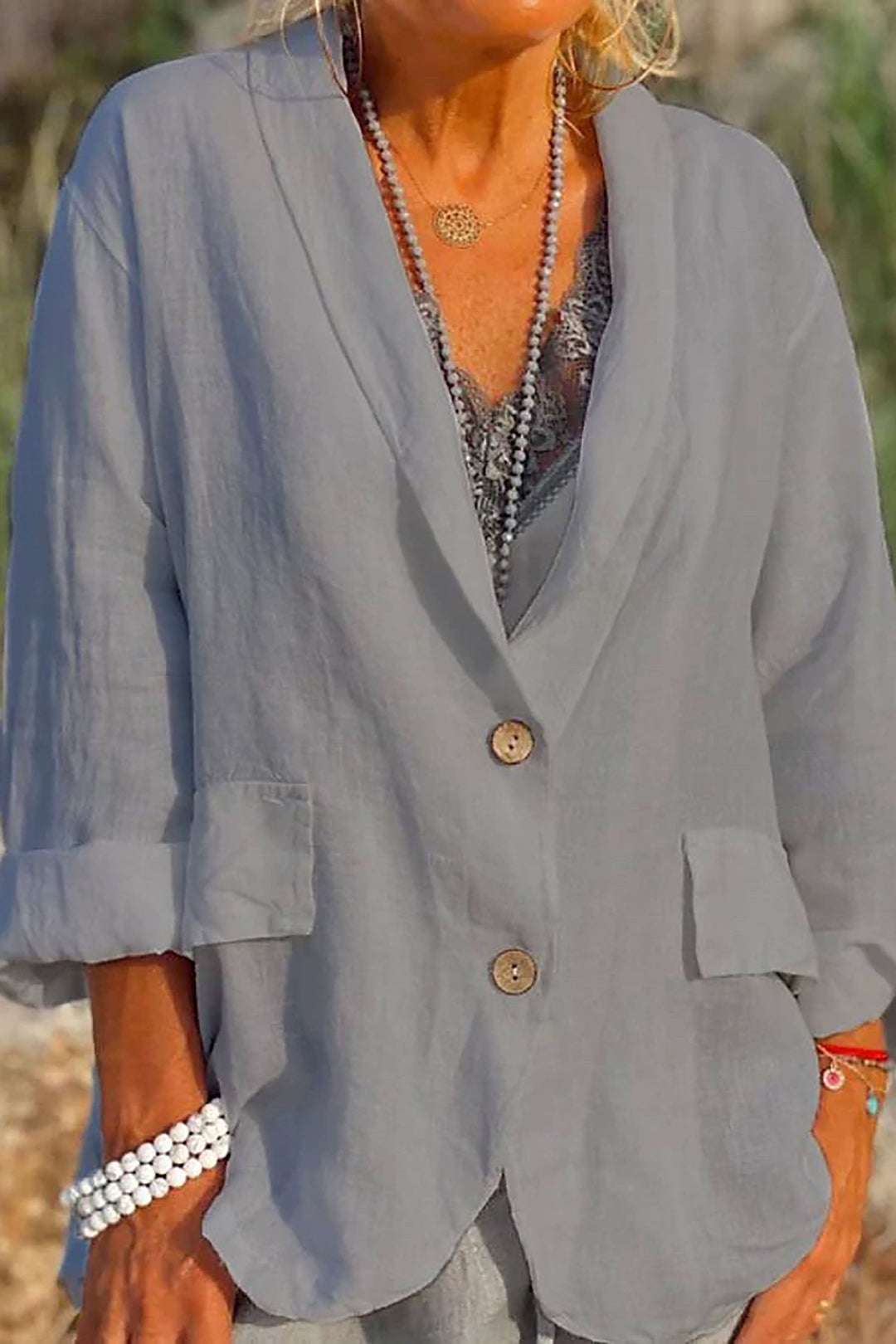 Luftige Damen-Leinenjacke für den Sommer mit Knopfleiste, Vorderansicht, in hellem Beige, ideal für elegante Looks.