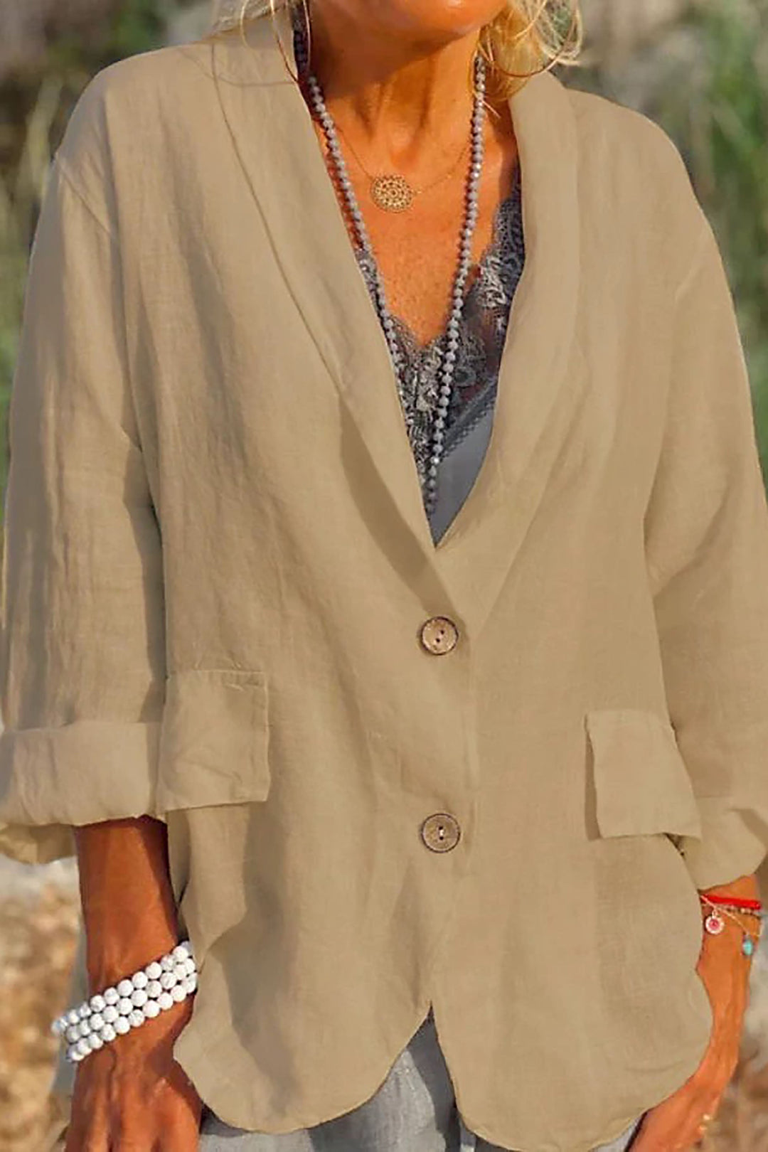 Luftige Damen-Leinenjacke für den Sommer mit Knopfleiste, Vorderansicht, in hellem Beige, ideal für elegante Looks.