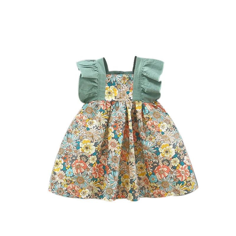"Luftiges Blumenkleid mit floralem Muster und passendem Hut, ideal für Mädchen an warmen Sommertagen."