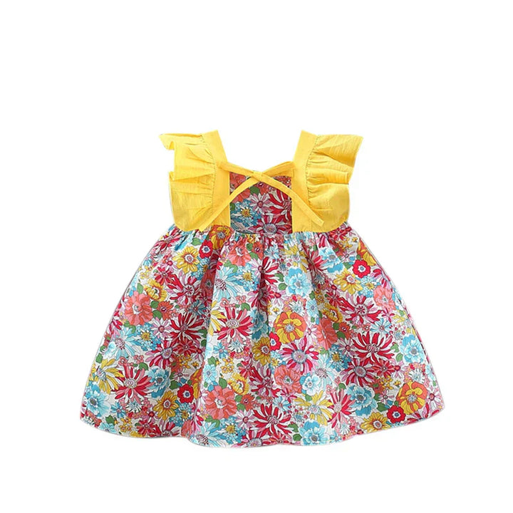 "Luftiges Blumenkleid mit floralem Muster und passendem Hut, ideal für Mädchen an warmen Sommertagen."