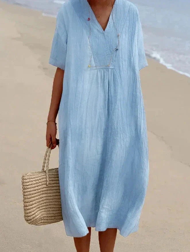 Luftiges langes Sommerkleid im Boho-Stil mit floralen Mustern, ideal für heiße Tage, betont die feminine Silhouette.