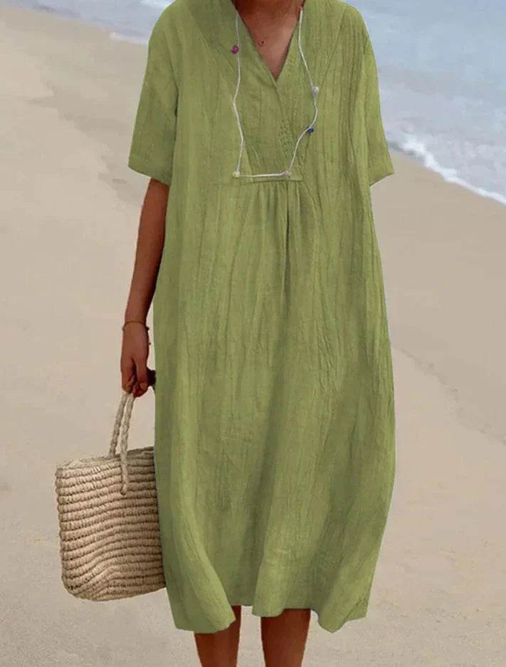 Luftiges langes Sommerkleid im Boho-Stil mit floralen Mustern, ideal für heiße Tage, betont die feminine Silhouette.