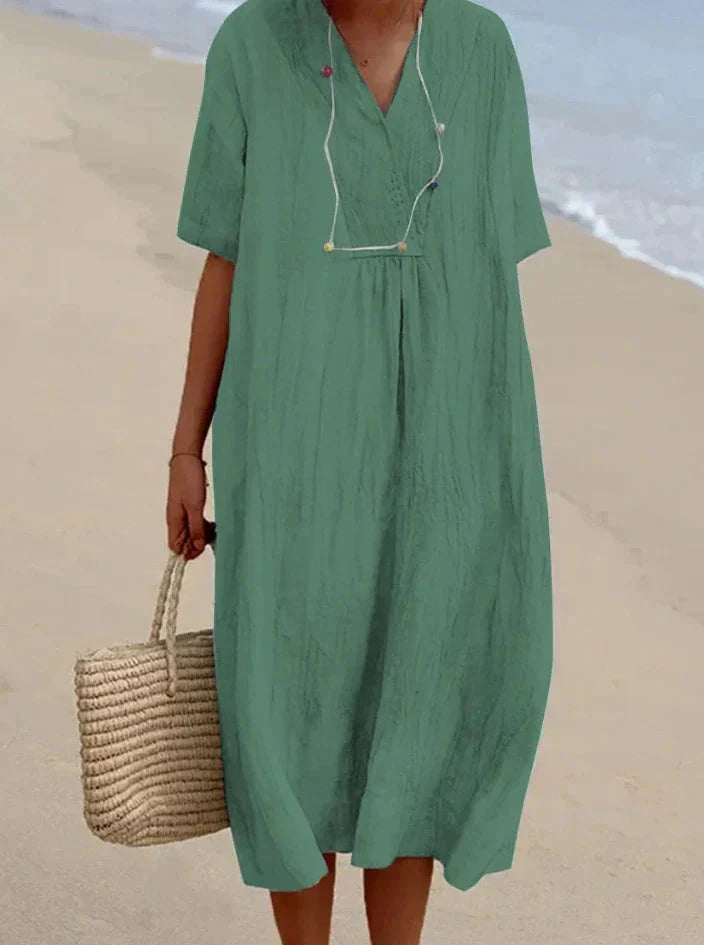 Luftiges langes Sommerkleid im Boho-Stil mit floralen Mustern, ideal für heiße Tage, betont die feminine Silhouette.