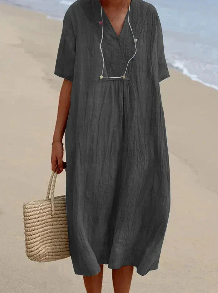 Luftiges langes Sommerkleid im Boho-Stil mit floralen Mustern, ideal für heiße Tage, betont die feminine Silhouette.