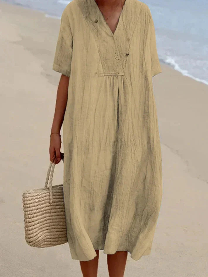 Luftiges langes Sommerkleid im Boho-Stil mit floralen Mustern, ideal für heiße Tage, betont die feminine Silhouette.