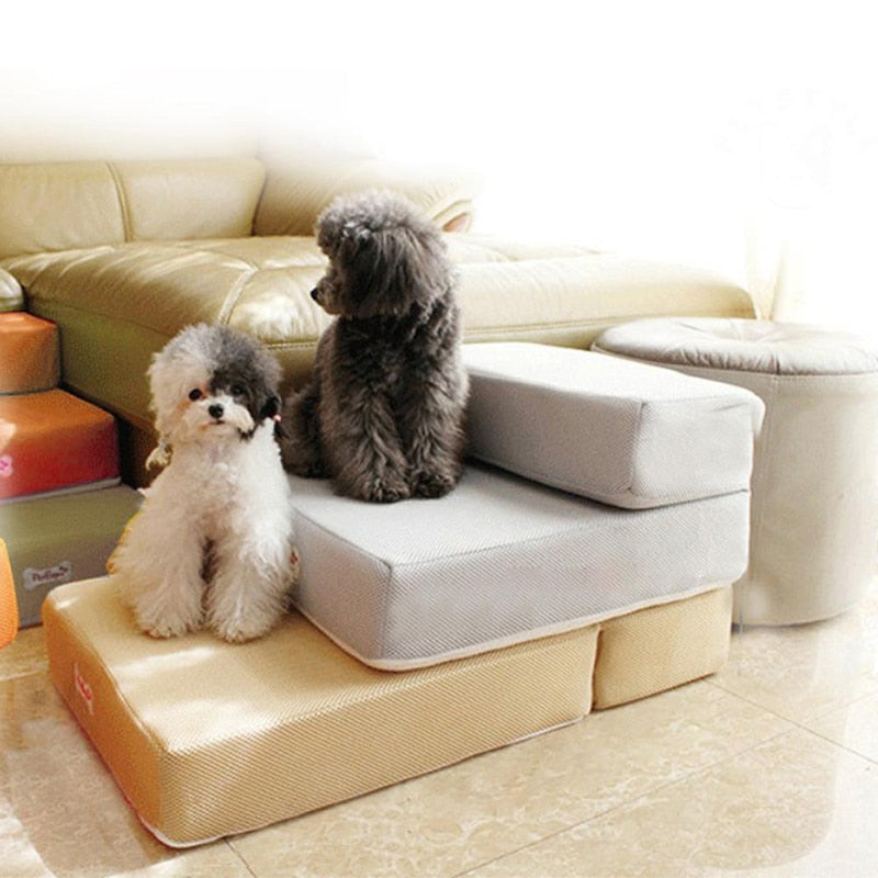 "Luxuriöse Hundetreppe in Beige mit rutschfester Oberfläche für sicheren Zugang zu Sofa & Bett, ideal für kleine Haustiere."