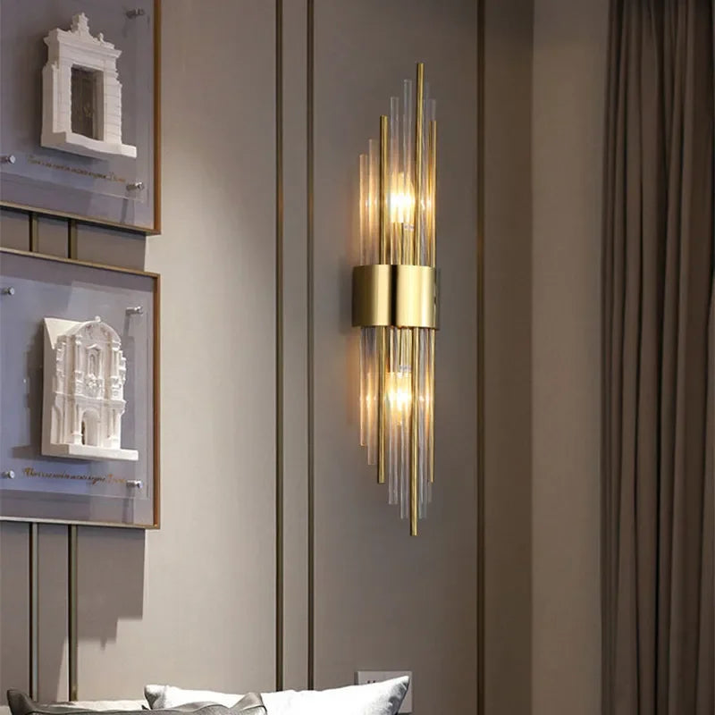 Luxuriöse LED-Wandleuchte mit goldenem Finish und opulentem Design, ideal für elegantes, stimmungsvolles Ambiente.