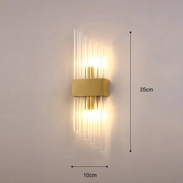 Luxuriöse LED-Wandleuchte mit goldenem Finish und opulentem Design, ideal für elegantes, stimmungsvolles Ambiente.