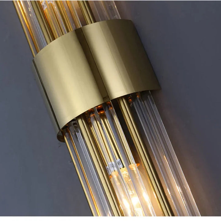 Luxuriöse LED-Wandleuchte mit goldenem Finish und opulentem Design, ideal für elegantes, stimmungsvolles Ambiente.