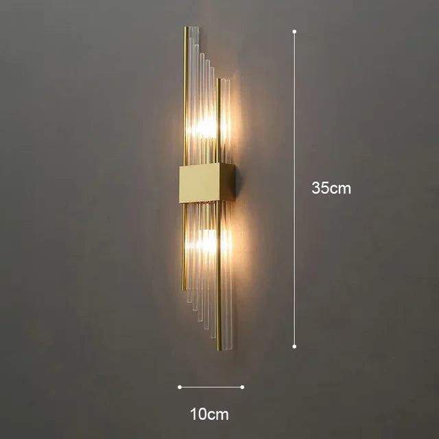 Luxuriöse LED-Wandleuchte mit goldenem Finish und opulentem Design, ideal für elegantes, stimmungsvolles Ambiente.