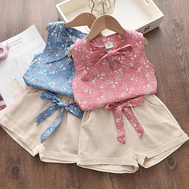 Mädchen Sommer-Set: ärmelloses Top und Shorts mit verspieltem Blumenmuster, Schleife, in Pink und Weiß, luftig und bequem.