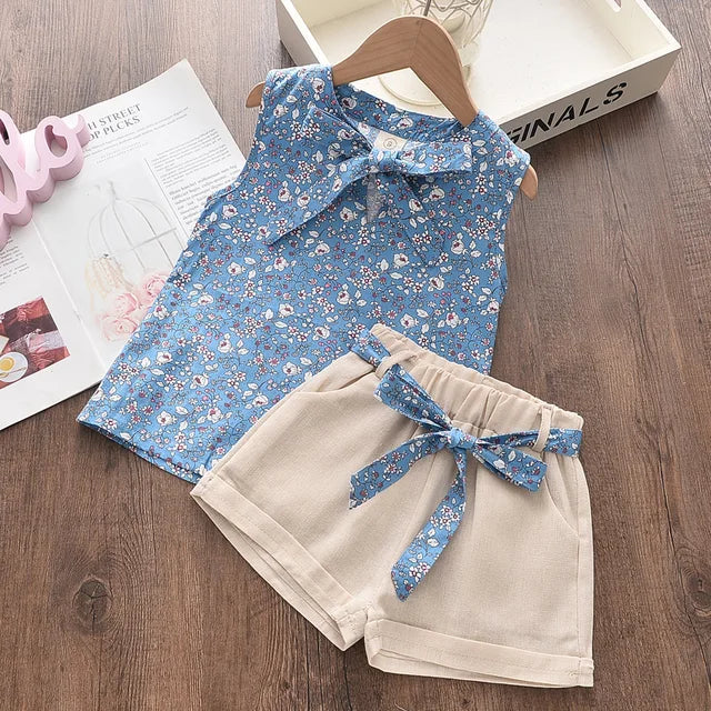 Mädchen Sommer-Set: ärmelloses Top und Shorts mit verspieltem Blumenmuster, Schleife, in Pink und Weiß, luftig und bequem.