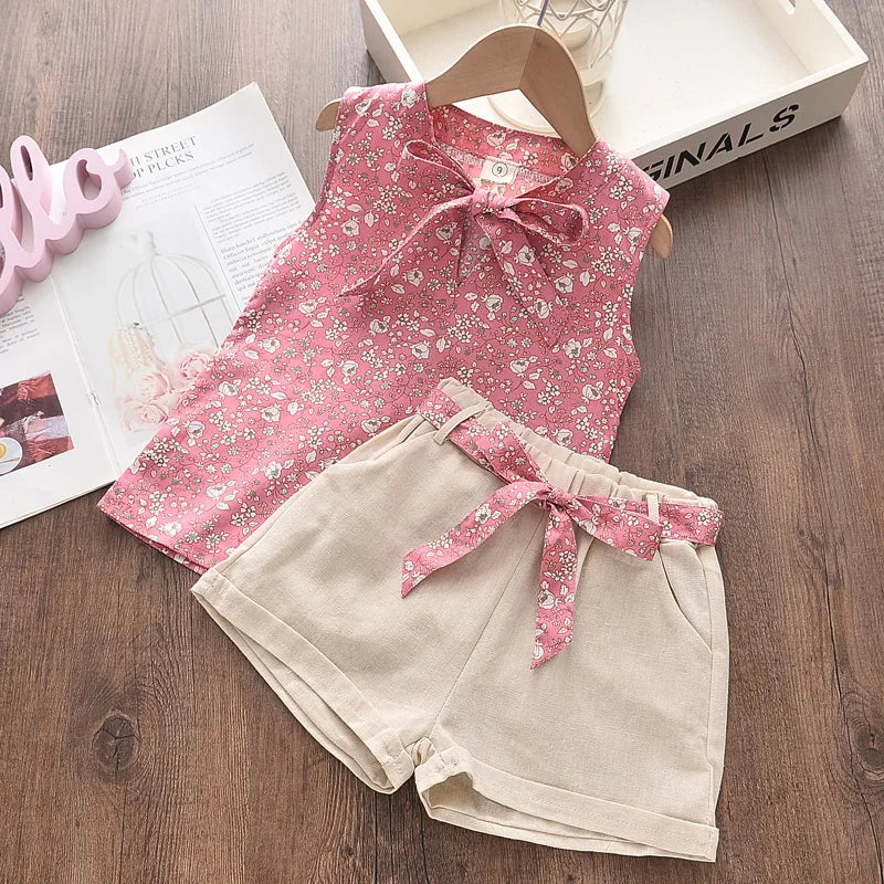 Mädchen Sommer-Set: ärmelloses Top und Shorts mit verspieltem Blumenmuster, Schleife, in Pink und Weiß, luftig und bequem.