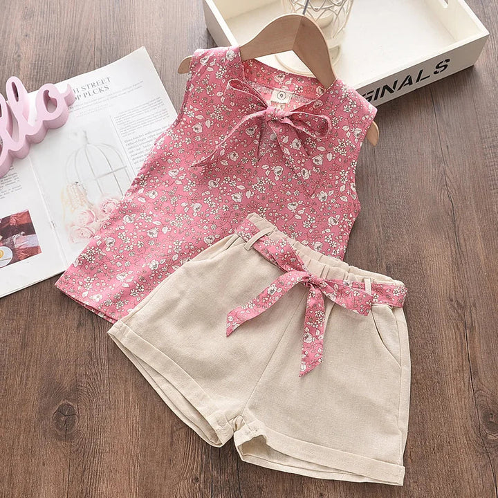 Mädchen Sommer-Set: ärmelloses Top und Shorts mit verspieltem Blumenmuster, Schleife, in Pink und Weiß, luftig und bequem.