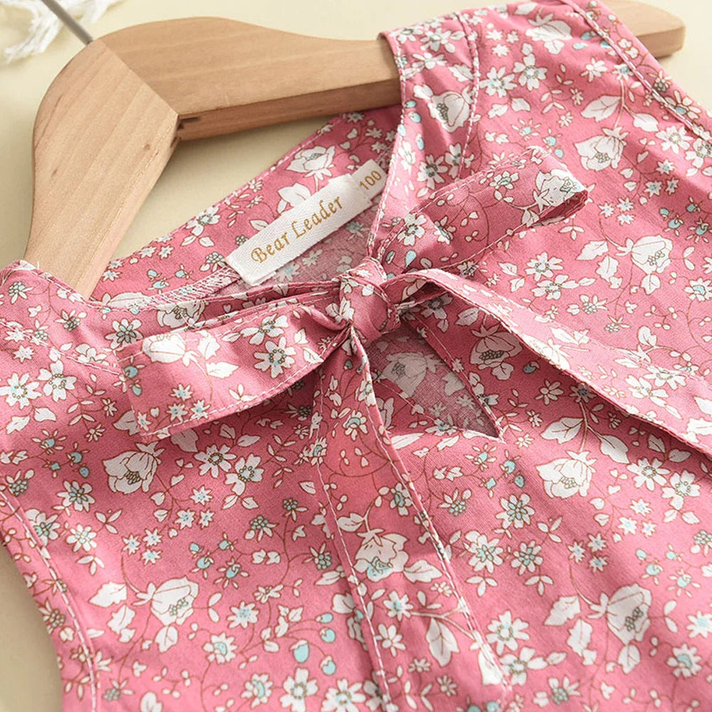 Mädchen Sommer-Set: ärmelloses Top und Shorts mit verspieltem Blumenmuster, Schleife, in Pink und Weiß, luftig und bequem.