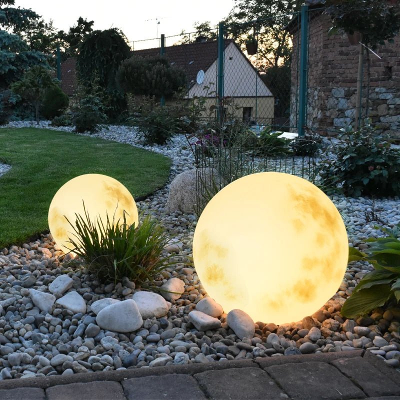 "Magische wetterfeste Außen-Mondlampe in ikonischer Mondform, schafft mystische Atmosphäre im Garten"