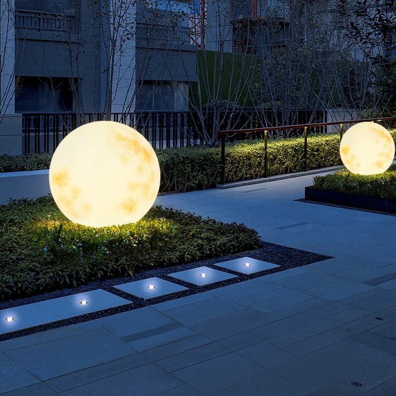"Magische wetterfeste Außen-Mondlampe in ikonischer Mondform, schafft mystische Atmosphäre im Garten"