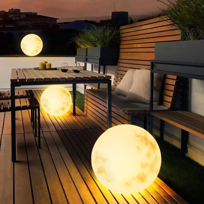 "Magische wetterfeste Außen-Mondlampe in ikonischer Mondform, schafft mystische Atmosphäre im Garten"
