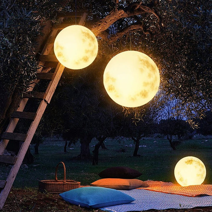 "Magische wetterfeste Außen-Mondlampe in ikonischer Mondform, schafft mystische Atmosphäre im Garten"
