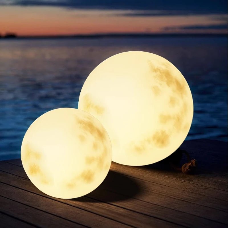 "Magische wetterfeste Außen-Mondlampe in ikonischer Mondform, schafft mystische Atmosphäre im Garten"