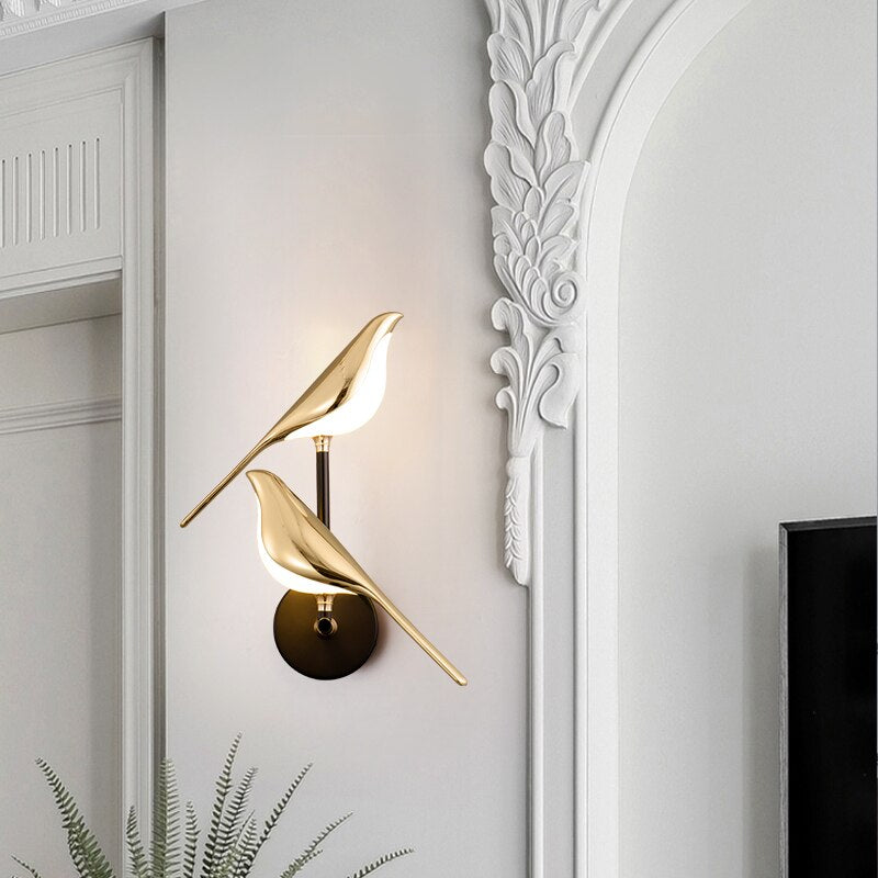 Moderne Vogel-Wandleuchte aus Gold für elegantes Ambiente