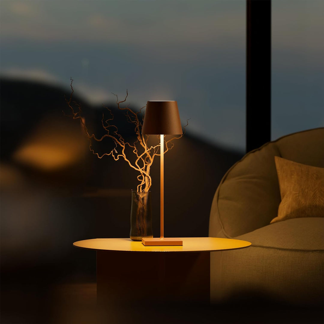 "Matte braune dimmbare Tischlampe mit Touch-Steuerung und USB-C, stilvolles Design, ideal für moderne Einrichtungen."