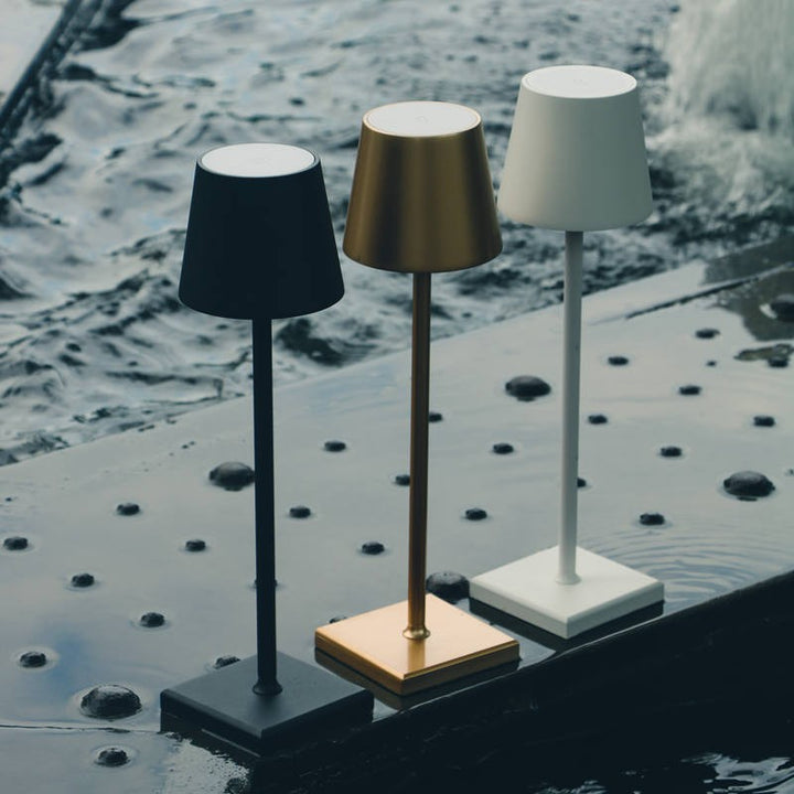 "Matte braune dimmbare Tischlampe mit Touch-Steuerung und USB-C, stilvolles Design, ideal für moderne Einrichtungen."
