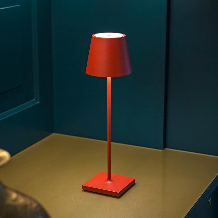 "Matte braune dimmbare Tischlampe mit Touch-Steuerung und USB-C, stilvolles Design, ideal für moderne Einrichtungen."