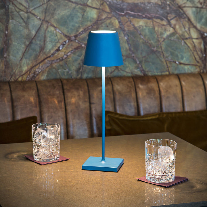 "Matte braune dimmbare Tischlampe mit Touch-Steuerung und USB-C, stilvolles Design, ideal für moderne Einrichtungen."