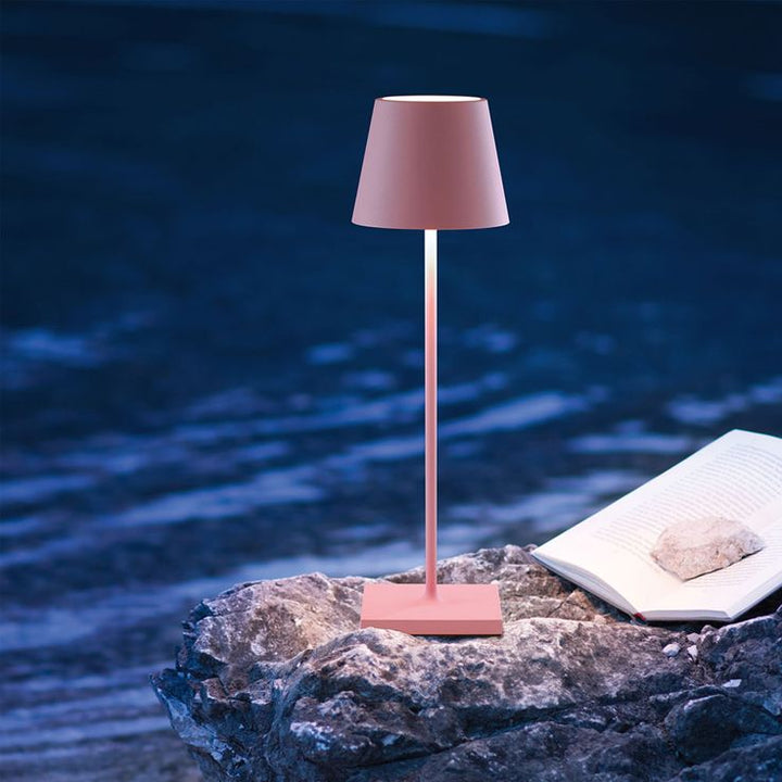"Matte braune dimmbare Tischlampe mit Touch-Steuerung und USB-C, stilvolles Design, ideal für moderne Einrichtungen."