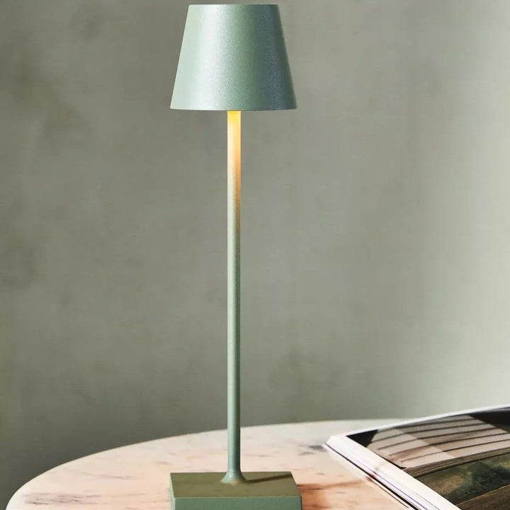 "Matte braune dimmbare Tischlampe mit Touch-Steuerung und USB-C, stilvolles Design, ideal für moderne Einrichtungen."