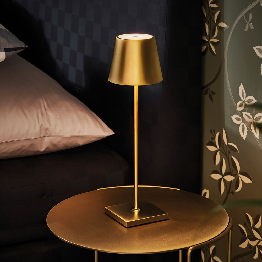 "Matte braune dimmbare Tischlampe mit Touch-Steuerung und USB-C, stilvolles Design, ideal für moderne Einrichtungen."