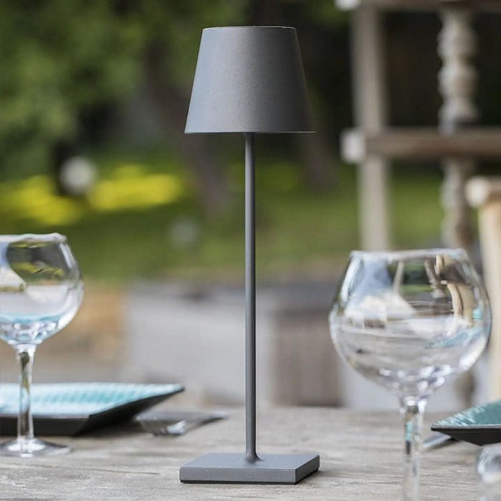 "Matte braune dimmbare Tischlampe mit Touch-Steuerung und USB-C, stilvolles Design, ideal für moderne Einrichtungen."