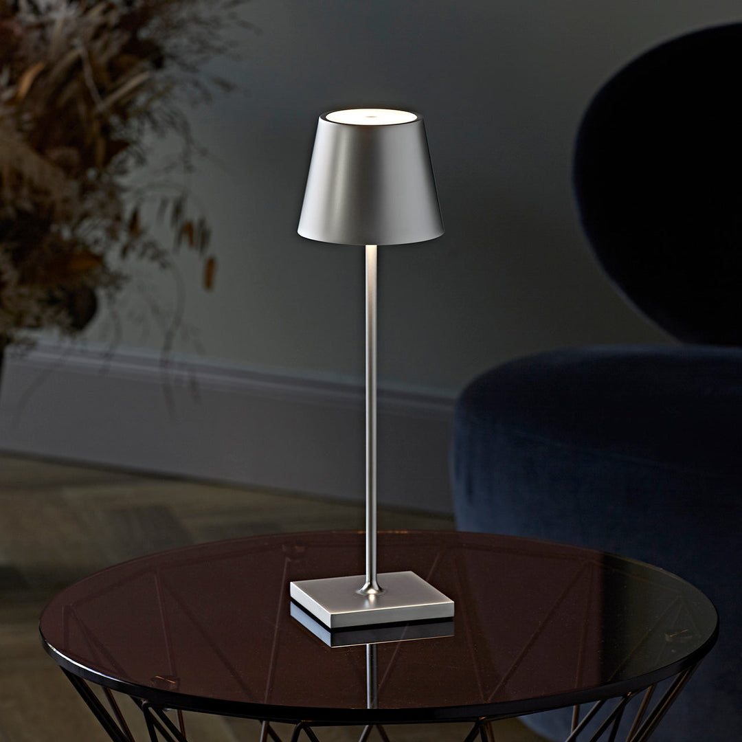 "Matte braune dimmbare Tischlampe mit Touch-Steuerung und USB-C, stilvolles Design, ideal für moderne Einrichtungen."