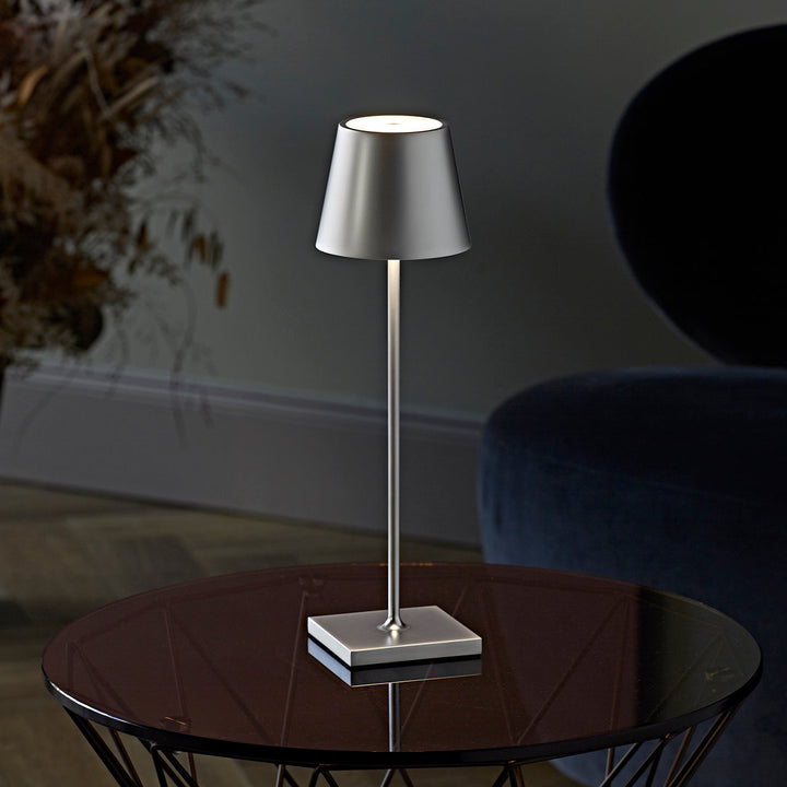 "Matte braune dimmbare Tischlampe mit Touch-Steuerung und USB-C, stilvolles Design, ideal für moderne Einrichtungen."