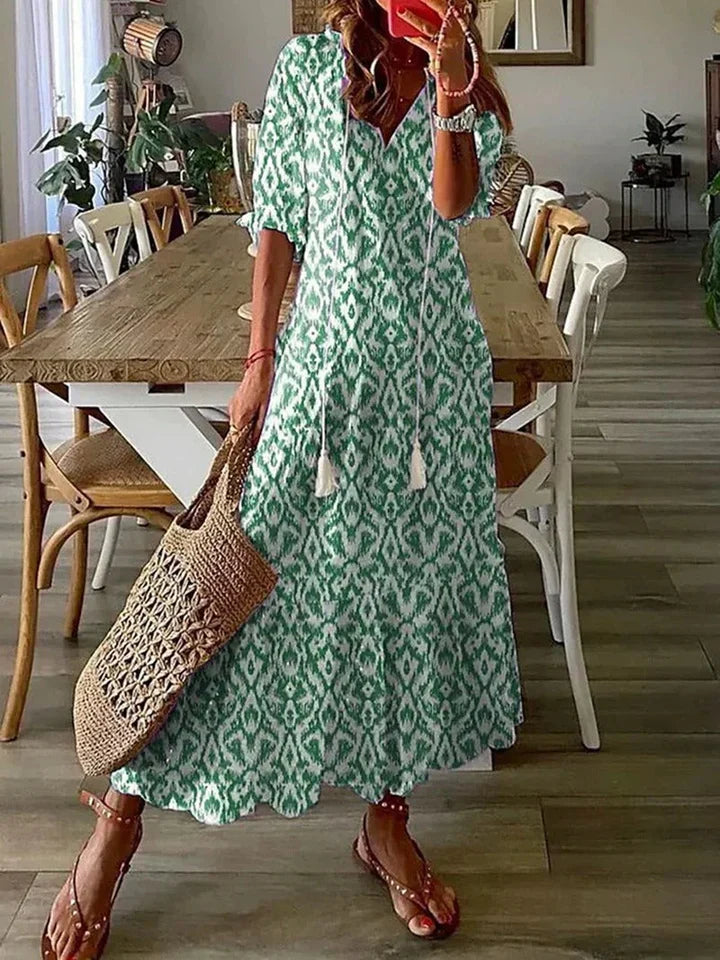 Maxikleid in Beige, fließendes Design, Bohème-Print. Luftig, ideal für Sommer; passt zu Strand und Gartenparty.