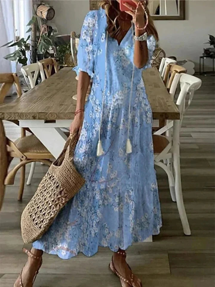 Maxikleid in Beige, fließendes Design, Bohème-Print. Luftig, ideal für Sommer; passt zu Strand und Gartenparty.