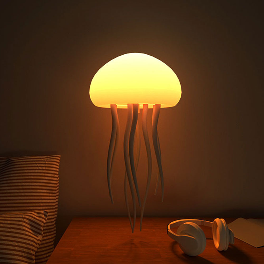"Mehrfarbige Nachtlampe mit schwimmenden Quallen für beruhigendes Licht und entspannende Atmosphäre im Raum."