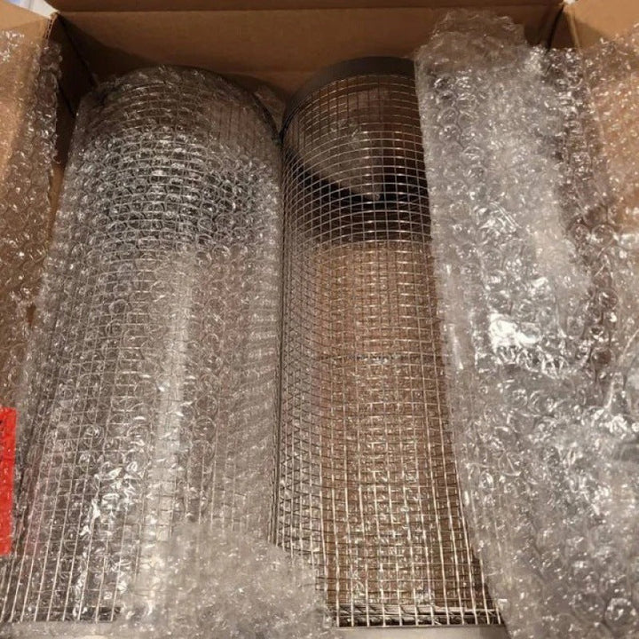 "Metall-Grillkorb für BBQ, perforiertes Design, ergonomische Griffe, ideal für Fleisch, Gemüse und Meeresfrüchte."