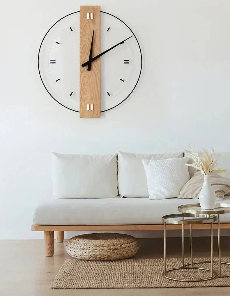 "Minimalistische geräuschlose Wanduhr aus Eichenholz mit weißem Zifferblatt und Plexiglas-Akzenten für stilvolles Wohnen"