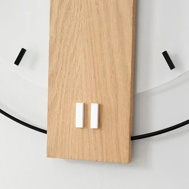 "Minimalistische geräuschlose Wanduhr aus Eichenholz mit weißem Zifferblatt und Plexiglas-Akzenten für stilvolles Wohnen"