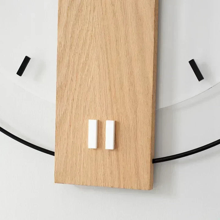 "Minimalistische geräuschlose Wanduhr aus Eichenholz mit weißem Zifferblatt und Plexiglas-Akzenten für stilvolles Wohnen"