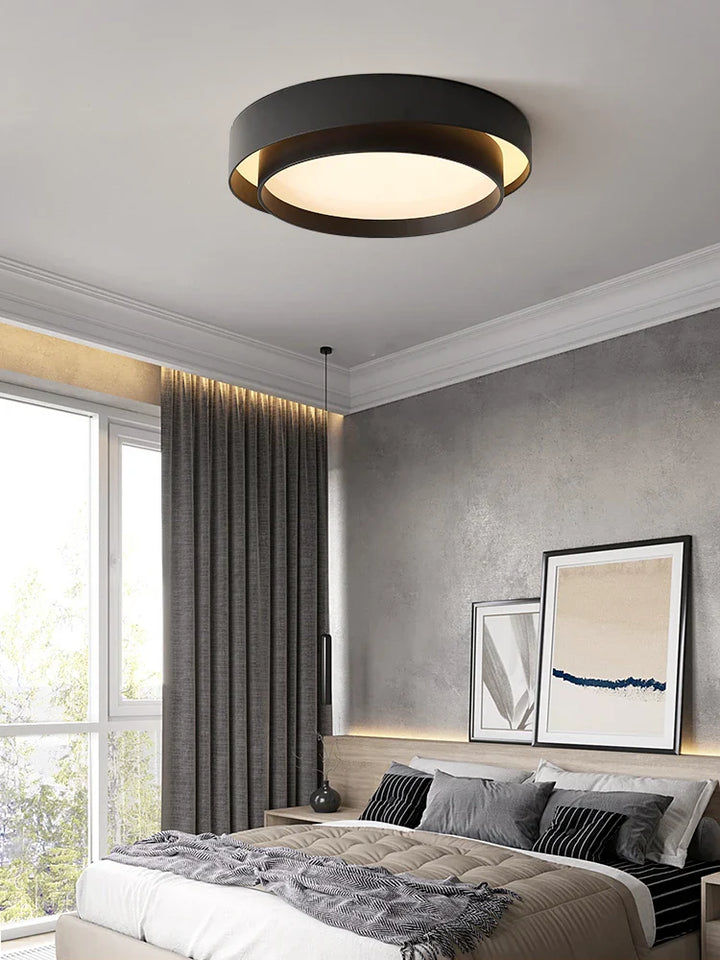 Minimalistische LED Deckenleuchte in Weiß, runde Form, zeitgenössisches Design, energieeffiziente Beleuchtung, Wohnzimmer.