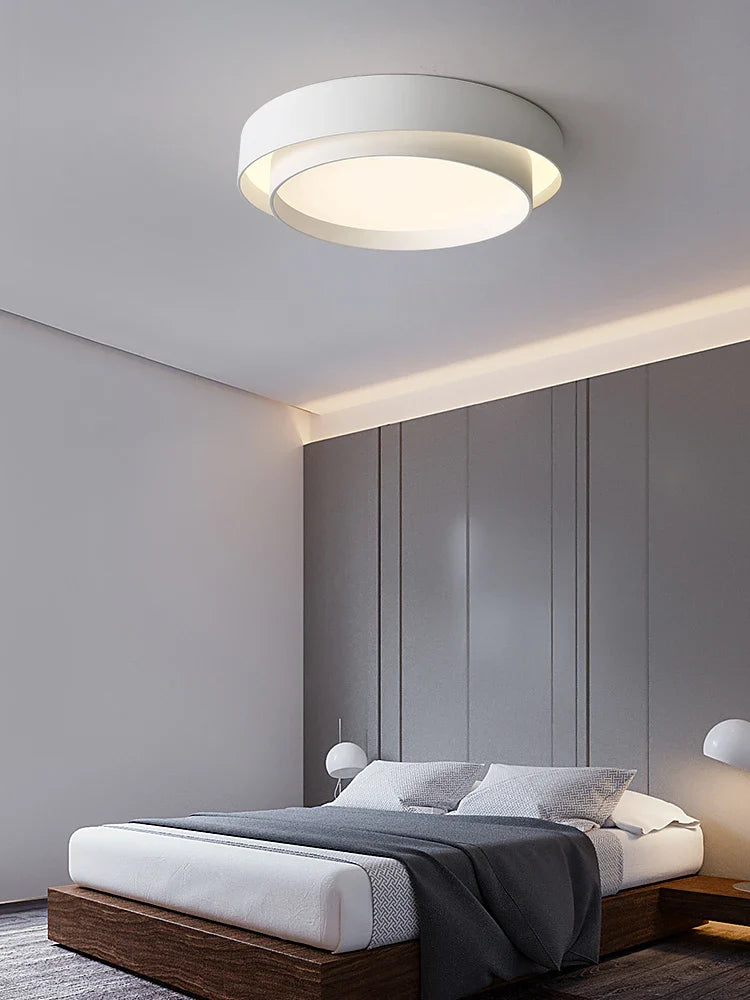 Minimalistische LED Deckenleuchte in Weiß, runde Form, zeitgenössisches Design, energieeffiziente Beleuchtung, Wohnzimmer.