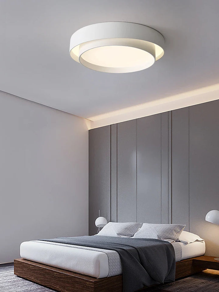 Minimalistische LED Deckenleuchte in Weiß, runde Form, zeitgenössisches Design, energieeffiziente Beleuchtung, Wohnzimmer.
