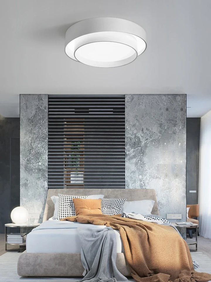 Minimalistische LED Deckenleuchte in Weiß, runde Form, zeitgenössisches Design, energieeffiziente Beleuchtung, Wohnzimmer.