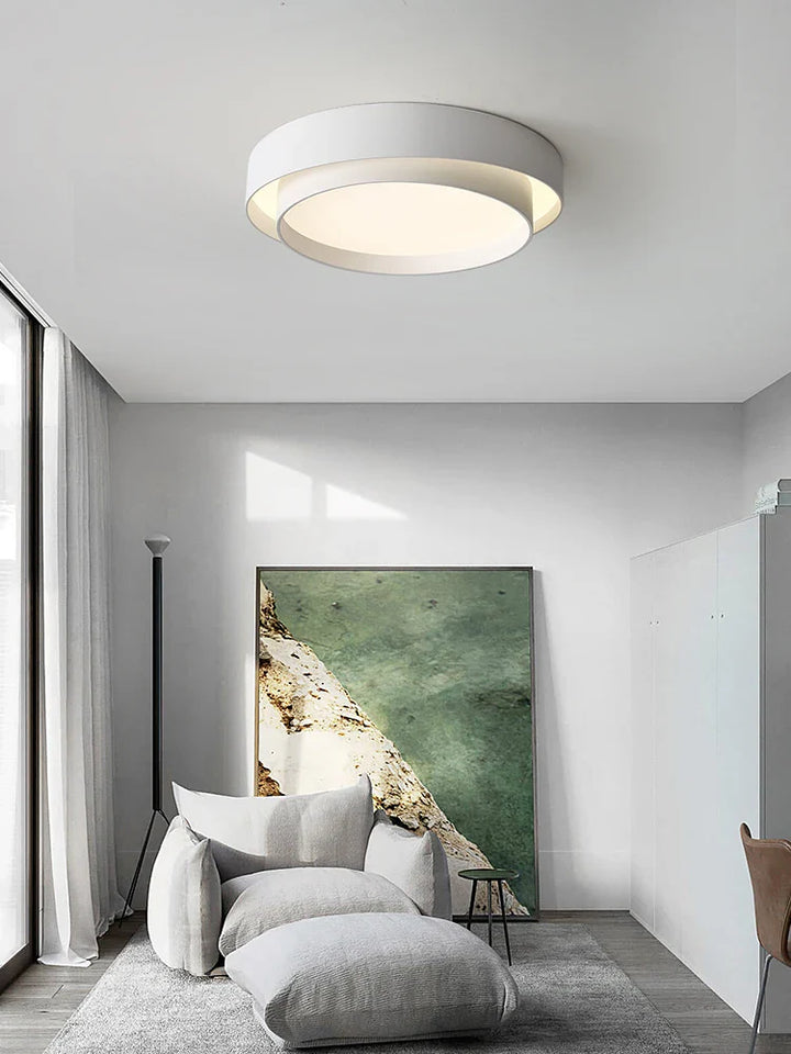 Minimalistische LED Deckenleuchte in Weiß, runde Form, zeitgenössisches Design, energieeffiziente Beleuchtung, Wohnzimmer.